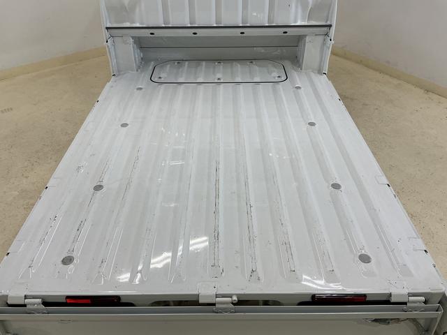 ハイゼットトラック ジャンボスタンダード 5速MT ラジオ 前後コーナーセンサー 5速MT ラジオデッキ 前後コーナーセンサー オートマチックハイビーム 3方開 オートライト 横滑り防止装置 アイドリングストップ マニュアルエアコン 12V電源ソケット ヘッドライトレべライザー(27枚目)