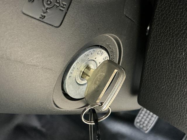 ハイゼットトラック ジャンボスタンダード 5速MT ラジオ 前後コーナーセンサー 5速MT ラジオデッキ 前後コーナーセンサー オートマチックハイビーム 3方開 オートライト 横滑り防止装置 アイドリングストップ マニュアルエアコン 12V電源ソケット ヘッドライトレべライザー(35枚目)