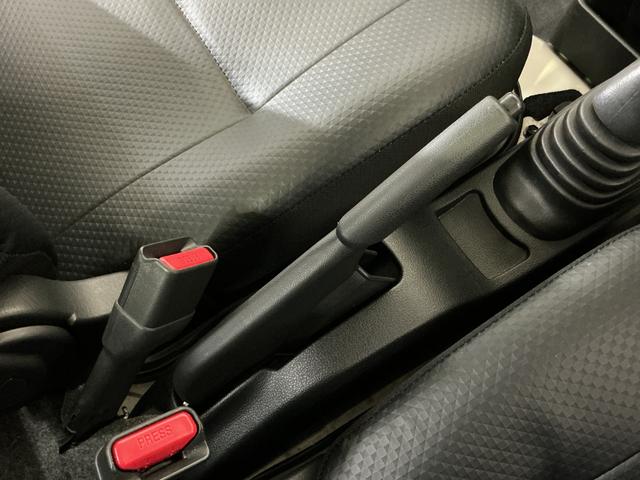 ハイゼットトラック ジャンボスタンダード 5速MT ラジオ 前後コーナーセンサー 5速MT ラジオデッキ 前後コーナーセンサー オートマチックハイビーム 3方開 オートライト 横滑り防止装置 アイドリングストップ マニュアルエアコン 12V電源ソケット ヘッドライトレべライザー(41枚目)