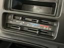 スペシャル　５速ＭＴ車　４ＷＤ　ラジオデッキ　３方開　５速ＭＴ車　４ＷＤ　ラジオデッキ　３方開　ドアバイザー　スペアキー有り　マニュアルエアコン　ヘッドライトレべライザー　シガーソケット　スペアタイヤ　バッテリーカバー　ラバーマット　パワーステアリング（44枚目）