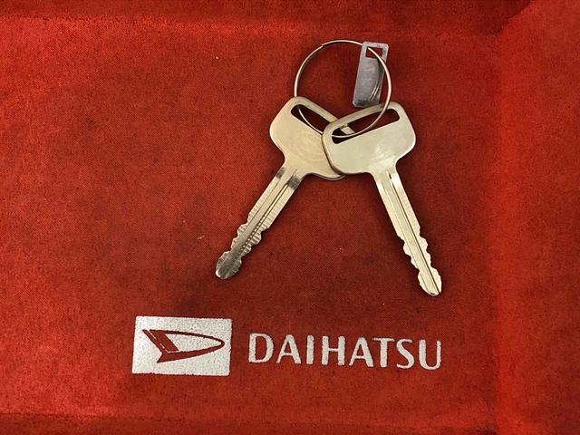 スタンダード CVT車 オートライト マニュアルエアコン CVT車 ハロゲンヘッドランプ トップシェイドガラス 運転席SRSエアバック バックソナー 電動式パワーステアリング AM/FMラジオ あゆみ板掛けテールゲート VSC&TRC(41枚目)