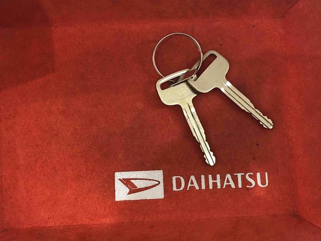 スタンダード 4WD オートライト マニュアルエアコン 運転席SRSエアバック バックソナー 電動式パワーステアリング AM/FMラジオ 3方開リヤゲート ガードフレーム スペアタイヤ マルチユーティリティフック(42枚目)