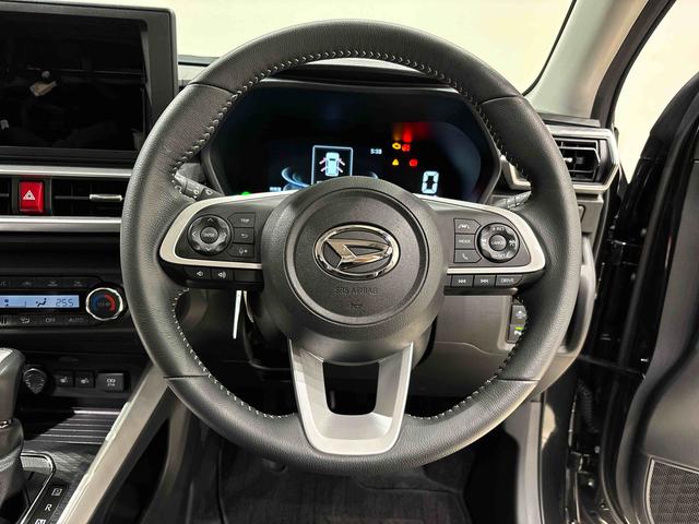 ロッキー プレミアムＧ　ＨＥＶ　スマートペダル　全車速追従機能付ＡＣＣ　純正ナビ装着用アップグレードパック　運転席・助手席シートヒーター　電動パーキングブレーキブレーキ　オートブレーキホールド機能　本革巻ステアリングホイール　ＬＥＤフットイルミネーション　キーフリー（12枚目）