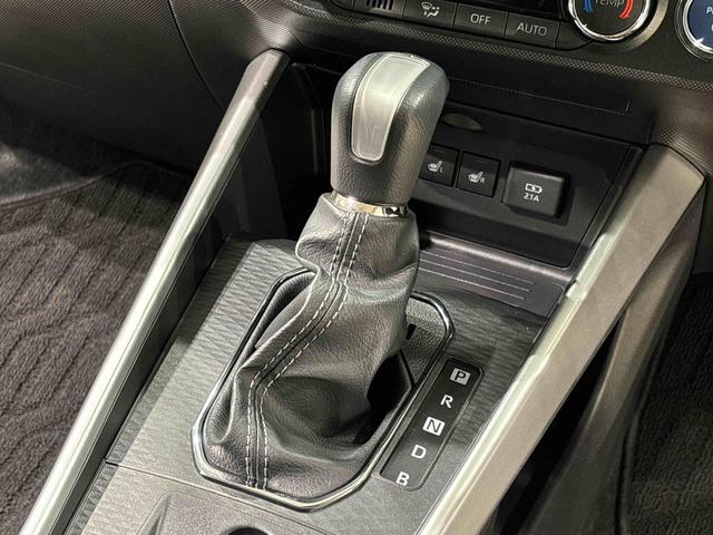 ロッキー プレミアムＧ　ＨＥＶ　スマートペダル　全車速追従機能付ＡＣＣ　純正ナビ装着用アップグレードパック　運転席・助手席シートヒーター　電動パーキングブレーキブレーキ　オートブレーキホールド機能　本革巻ステアリングホイール　ＬＥＤフットイルミネーション　キーフリー（17枚目）
