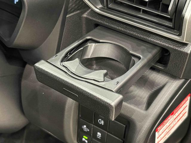 ロッキー プレミアムＧ　ＨＥＶ　スマートペダル　全車速追従機能付ＡＣＣ　純正ナビ装着用アップグレードパック　運転席・助手席シートヒーター　電動パーキングブレーキブレーキ　オートブレーキホールド機能　本革巻ステアリングホイール　ＬＥＤフットイルミネーション　キーフリー（25枚目）