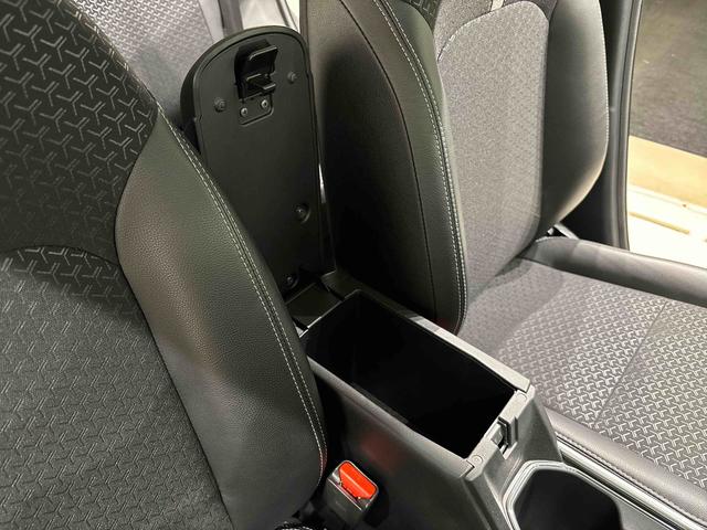 ロッキー プレミアムＧ　ＨＥＶ　スマートペダル　全車速追従機能付ＡＣＣ　純正ナビ装着用アップグレードパック　運転席・助手席シートヒーター　電動パーキングブレーキブレーキ　オートブレーキホールド機能　本革巻ステアリングホイール　ＬＥＤフットイルミネーション　キーフリー（29枚目）