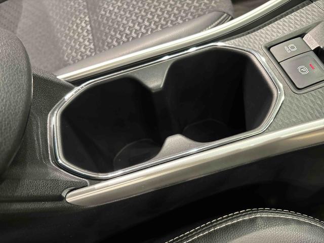 ロッキー プレミアムＧ　ＨＥＶ　スマートペダル　全車速追従機能付ＡＣＣ　純正ナビ装着用アップグレードパック　運転席・助手席シートヒーター　電動パーキングブレーキブレーキ　オートブレーキホールド機能　本革巻ステアリングホイール　ＬＥＤフットイルミネーション　キーフリー（30枚目）