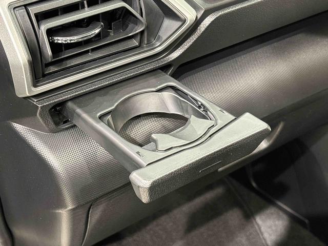ロッキー プレミアムＧ　ＨＥＶ　スマートペダル　全車速追従機能付ＡＣＣ　純正ナビ装着用アップグレードパック　運転席・助手席シートヒーター　電動パーキングブレーキブレーキ　オートブレーキホールド機能　本革巻ステアリングホイール　ＬＥＤフットイルミネーション　キーフリー（31枚目）