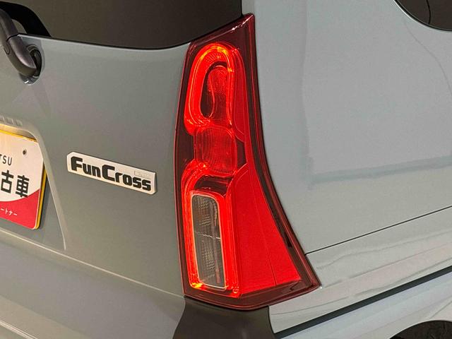 タント ファンクロスターボ　ＬＥＤヘッドランプ　フォグランプ　１５インチアルミホイール　プッシュボタンスタート　セキュリティアラーム　オートライト　ミラクルオープンドア（50枚目）