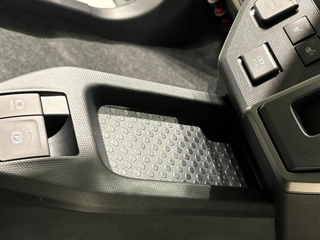 タフト Ｇ　クロムベンチャー　バックカメラ　両側シートヒーター　スカイフィールトップ　クロムパック　メッキパック　シルバーアンダーガーニッシュ　インテリアアクセント　ＬＥＤオートライト＆フォグランプ　電動パーキングブレーキ　バックカメラ　アルミホイール（19枚目）