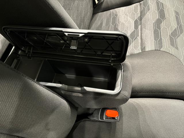 タント ファンクロスターボ　バックカメラ　電動パーキングブレーキ　ＬＥＤオートライト　パワースライドドアウェルカムオープン機能　電動格納式ドアミラー　助手席ロングスライド　助手席イージークローザー　　セキュリティアラーム　キーフリーシステム（30枚目）