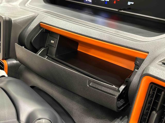 ���������[�ł���^�]�ȑ��C���p�l�A���_�[�{�b�N�X�B�@�{�b�N�X���ɂ͂t�r�a�\�P�b�g������B