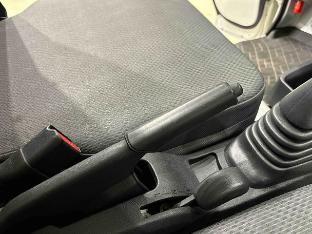 ハイゼットトラック スタンダード 農用スペシャル AM・FMラジオ 4WD ハロゲンヘッドランプ トップシェイドガラス 大型荷台作業灯 運転席バニティミラー AM・FMラジオ ガードフレーム スペアタイヤ(21枚目)