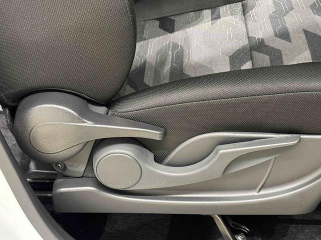 タント ファンクロスターボ　プッシュボタンスタート　オートエアコン　ＬＥＤオートライト　パワースライドドアウェルカムオープン機能　オート電動格納式ドアミラー　助手席ロングスライド　助手席イージークローザー　運転席助手席シートヒーター　アルミホイル　キーフリーシステム（28枚目）