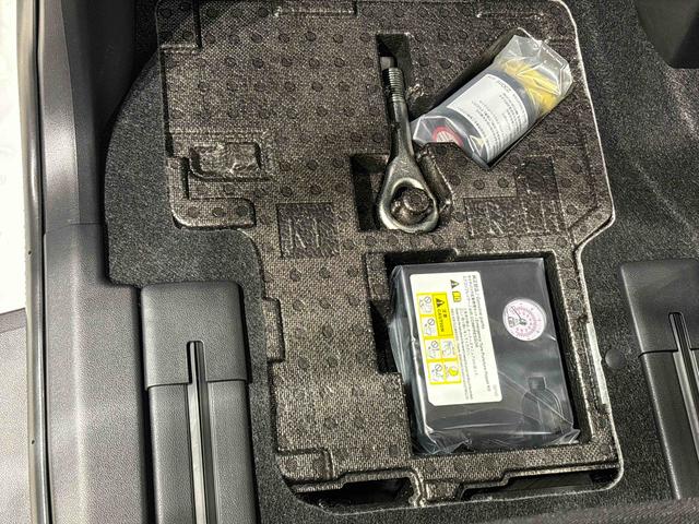 タント ファンクロスターボ　プッシュボタンスタート　オートエアコン　ＬＥＤオートライト　パワースライドドアウェルカムオープン機能　オート電動格納式ドアミラー　助手席ロングスライド　助手席イージークローザー　運転席助手席シートヒーター　アルミホイル　キーフリーシステム（33枚目）