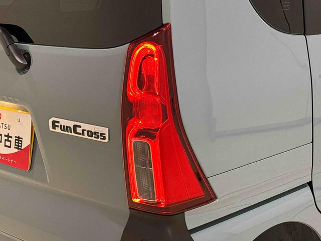 タント ファンクロス　　　　電子パーキング　　　ＬＥＤヘッドライト　ＬＥＤオートライト　パワースライドドアウェルカムオープン機能　電動パーキングブレーキ　運転席助手席シートヒーター　アルミホイール　キーフリーシステム　　オート電動格納式ドアミラー（48枚目）