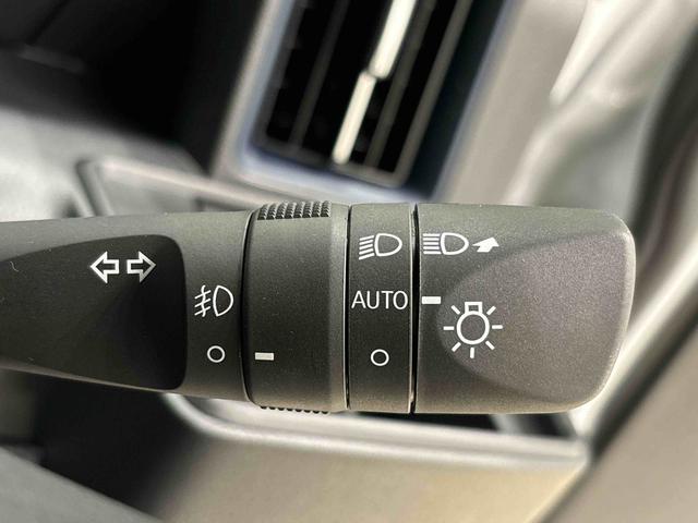 タント カスタムＲＳ　両側パワースライドドア　ターボ付き　パノラマモニター対応純正ナビ装着用アップグレードパック　運転席・助手席シートヒーター　本革巻ステアリングホイール　電動パーキングブレーキブレーキ　オートブレーキホールド機能　オートライト（25枚目）