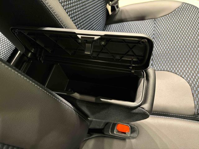 タント カスタムＲＳ　両側パワースライドドア　ターボ付き　パノラマモニター対応純正ナビ装着用アップグレードパック　運転席・助手席シートヒーター　本革巻ステアリングホイール　電動パーキングブレーキブレーキ　オートブレーキホールド機能　オートライト（32枚目）