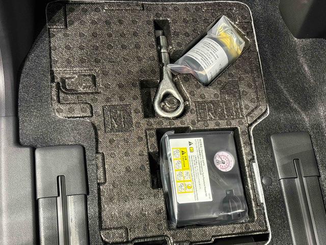 タント カスタムＲＳ　両側パワースライドドア　ターボ付き　パノラマモニター対応純正ナビ装着用アップグレードパック　運転席・助手席シートヒーター　本革巻ステアリングホイール　電動パーキングブレーキブレーキ　オートブレーキホールド機能　オートライト（35枚目）