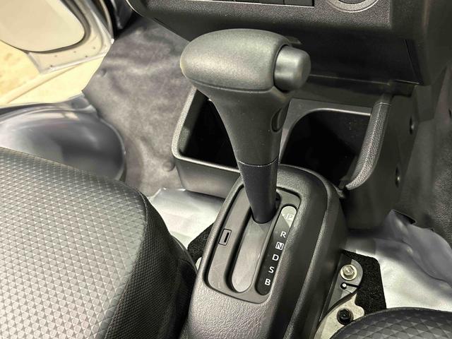 ハイゼットトラック スタンダード 4WD コーナーセンサー AM/FMラジオ ハロゲンヘッドランプ トップシェイドガラス 運転席SRSエアバック バックソナー 電動式パワーステアリング AM/FMラジオ VSC&TRC(21枚目)