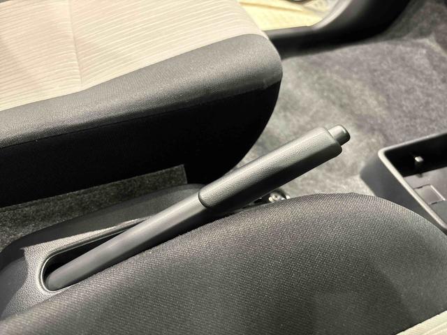ミライース Ｘ　ＳＡＩＩＩ　手引き式サイドブレーキ　キーレスエントリー　ＬＥＤヘッドランプ　電動格納式ドアミラー　パワーウインドゥ（フロントドア・リヤドア）　スモークドガラス　リバース連動リヤワイパー　コーナーセンサー（フロント２個・リヤ４個）（27枚目）