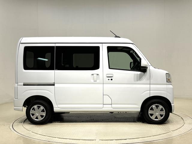 ハイゼットカーゴ クルーズ　４ＷＤ　キーフリーシステム　スペアタイヤ　トップシェイドガラス　１２インチフルホイールキャップ　コーナーセンサー　マニュアルエアコン　プッシュボタンスタート　運転席・助手席パワーウィンドウ　セキュリティーアラーム　サイドアンダードアミラー（7枚目）