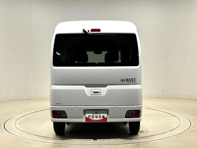 ハイゼットカーゴ クルーズ　４ＷＤ　キーフリーシステム　スペアタイヤ　トップシェイドガラス　１２インチフルホイールキャップ　コーナーセンサー　マニュアルエアコン　プッシュボタンスタート　運転席・助手席パワーウィンドウ　セキュリティーアラーム　サイドアンダードアミラー（9枚目）
