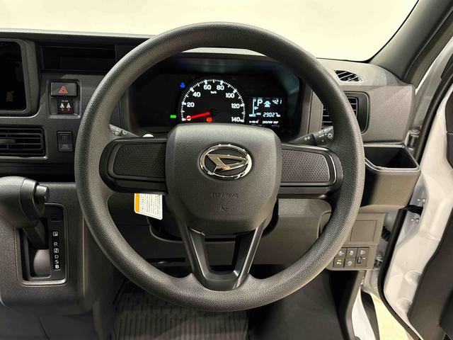 ハイゼットカーゴ クルーズ　４ＷＤ　キーフリーシステム　スペアタイヤ　トップシェイドガラス　１２インチフルホイールキャップ　コーナーセンサー　マニュアルエアコン　プッシュボタンスタート　運転席・助手席パワーウィンドウ　セキュリティーアラーム　サイドアンダードアミラー（11枚目）