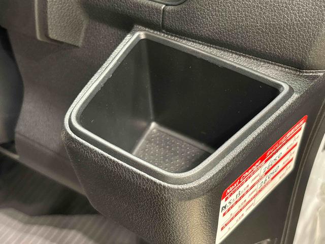 ハイゼットカーゴ クルーズ　４ＷＤ　キーフリーシステム　スペアタイヤ　トップシェイドガラス　１２インチフルホイールキャップ　コーナーセンサー　マニュアルエアコン　プッシュボタンスタート　運転席・助手席パワーウィンドウ　セキュリティーアラーム　サイドアンダードアミラー（25枚目）