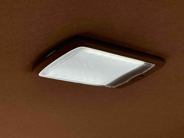 ハイゼットカーゴ クルーズ　４ＷＤ　キーフリーシステム　スペアタイヤ　トップシェイドガラス　１２インチフルホイールキャップ　コーナーセンサー　マニュアルエアコン　プッシュボタンスタート　運転席・助手席パワーウィンドウ　セキュリティーアラーム　サイドアンダードアミラー（36枚目）