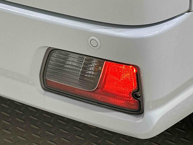 ハイゼットカーゴ クルーズ　４ＷＤ　キーフリーシステム　スペアタイヤ　トップシェイドガラス　１２インチフルホイールキャップ　コーナーセンサー　マニュアルエアコン　プッシュボタンスタート　運転席・助手席パワーウィンドウ　セキュリティーアラーム　サイドアンダードアミラー（45枚目）