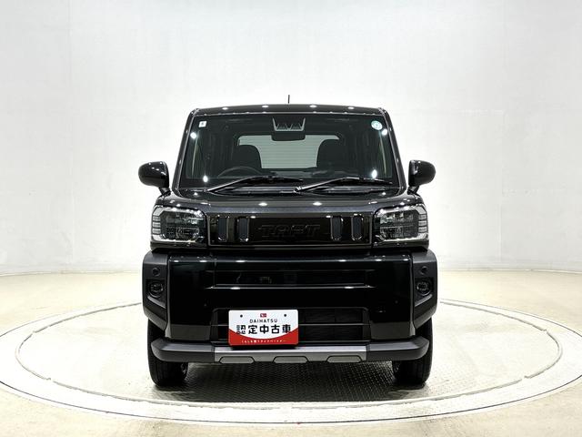 タフト Ｇターボ　ダーククロムベンチャー　運転席助手席シートヒーター　バックモニター　電動パーキングブレーキ　プッシュボタンスタート　オートライト　サイドエアバッグ　ＬＥＤヘッドライト・フォグランプ　キーフリーシステム　純正アルミホイール　セキュリティーアラーム（6枚目）