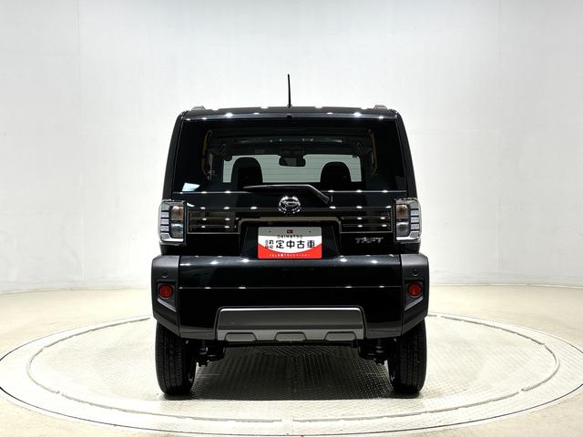 タフト Ｇターボ　ダーククロムベンチャー　運転席助手席シートヒーター　バックモニター　電動パーキングブレーキ　プッシュボタンスタート　オートライト　サイドエアバッグ　ＬＥＤヘッドライト・フォグランプ　キーフリーシステム　純正アルミホイール　セキュリティーアラーム（9枚目）