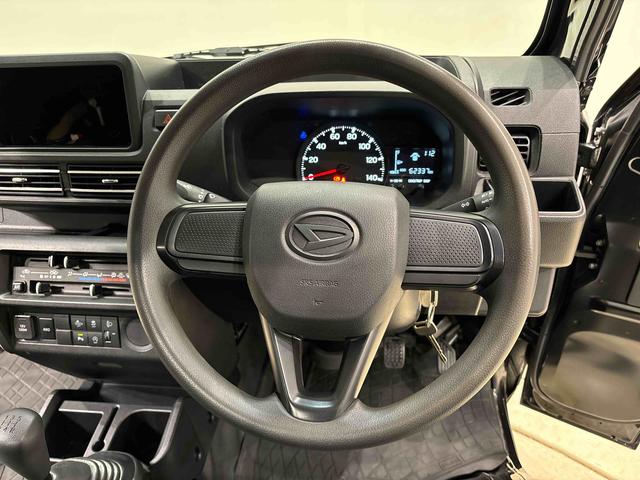 ハイゼットトラック スタンダード　トップシェイドガラス　オートハイビーム　運転席ＳＲＳエアバック　バックソナー　電動式パワーステアリング　あゆみ板掛けテールゲート　ＶＳＣ＆ＴＲＣ　衝突警報機能　衝突回避支援ブレーキ　車線逸脱警報機能　標識認識機能　先行車発進お知らせ機能（11枚目）