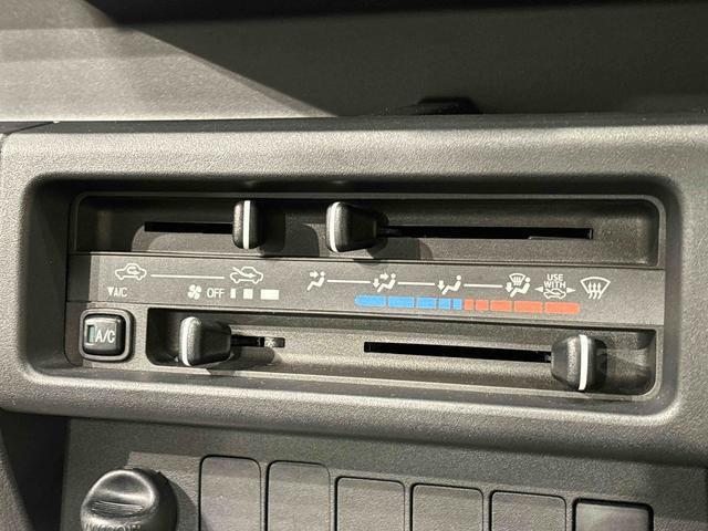 ハイゼットトラック スタンダード 5MT ETC車載器 AM/FMラジオ ハロゲンヘッドランプ 運転席SRSエアバック 電動式パワーステアリング AM/FMラジオ あゆみ板掛けテールゲート スペアタイヤ ガードフレーム(14枚目)