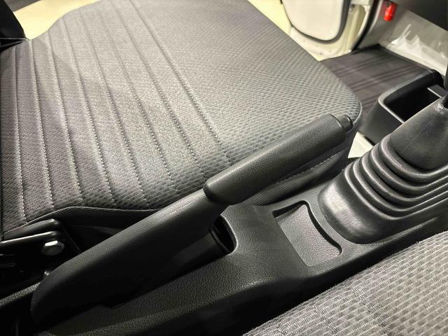 ハイゼットトラック スタンダード 5MT ETC車載器 AM/FMラジオ ハロゲンヘッドランプ 運転席SRSエアバック 電動式パワーステアリング AM/FMラジオ あゆみ板掛けテールゲート スペアタイヤ ガードフレーム(19枚目)