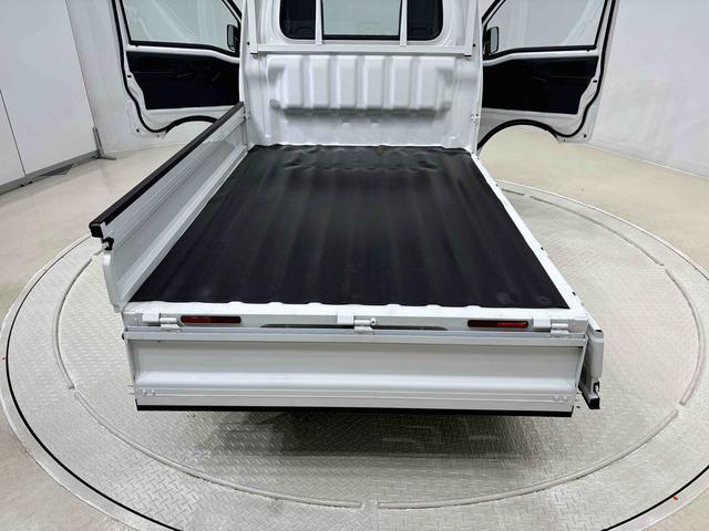 ハイゼットトラック スタンダード 5MT ETC車載器 AM/FMラジオ ハロゲンヘッドランプ 運転席SRSエアバック 電動式パワーステアリング AM/FMラジオ あゆみ板掛けテールゲート スペアタイヤ ガードフレーム(32枚目)