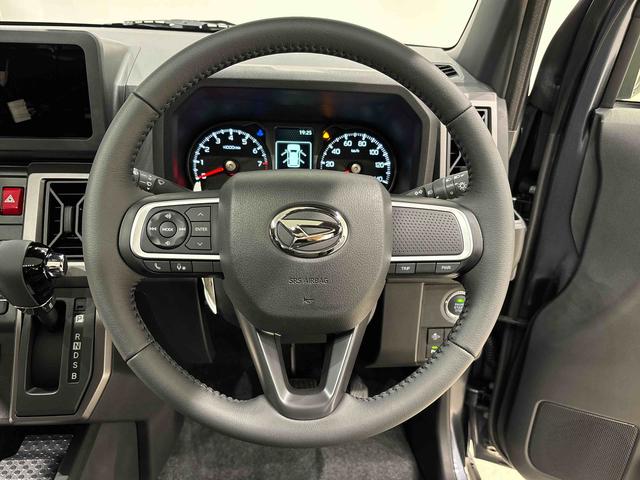 タフト G クロムベンチャー 運転席・助手席シートヒーター 純正ナビ装着用アップグレードパック 電動パーキングブレーキブレーキ オートブレーキホールド機能 本革巻ステアリングホイール リバース連動リヤワイパー 15インチアルミホイール キーフリーシステム(13枚目)
