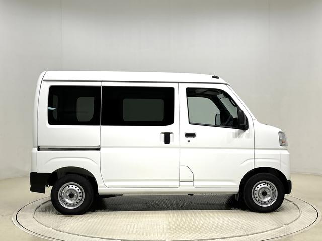 ハイゼットカーゴ DX キーレスエントリー オーバーヘッドシェルフ AMFMラジオ リヤヒーター オーバーヘッドシェルフ ヒルホールドシステム VSC&TRC リバース連動リヤワイパー 手引き式サイドブレーキ フロントドアパワーウインドウ(運転席挟み込み防止機構付き)(7枚目)