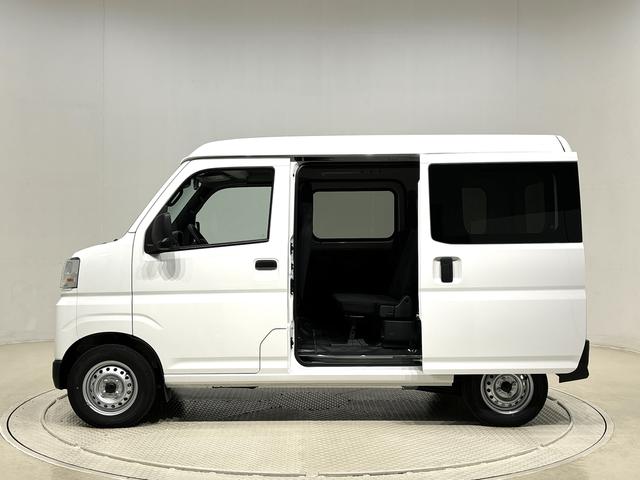 ハイゼットカーゴ DX キーレスエントリー オーバーヘッドシェルフ AMFMラジオ リヤヒーター オーバーヘッドシェルフ ヒルホールドシステム VSC&TRC リバース連動リヤワイパー 手引き式サイドブレーキ フロントドアパワーウインドウ(運転席挟み込み防止機構付き)(8枚目)