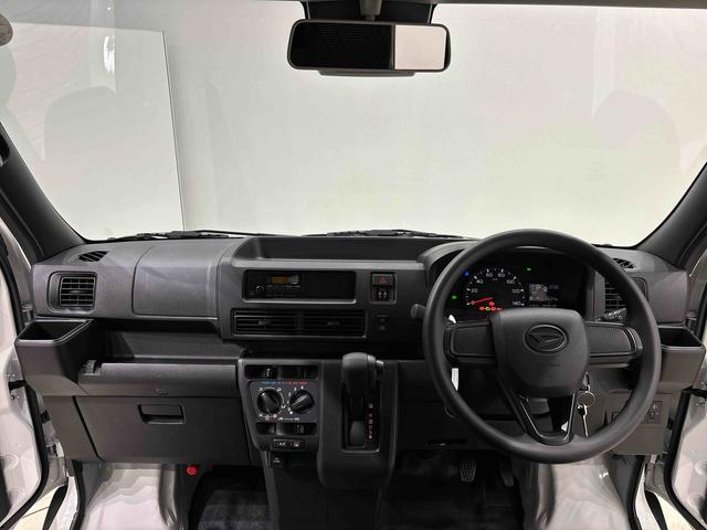 ハイゼットカーゴ DX キーレスエントリー オーバーヘッドシェルフ AMFMラジオ リヤヒーター オーバーヘッドシェルフ ヒルホールドシステム VSC&TRC リバース連動リヤワイパー 手引き式サイドブレーキ フロントドアパワーウインドウ(運転席挟み込み防止機構付き)(10枚目)