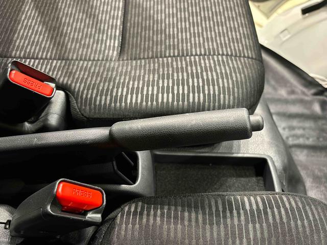 ハイゼットカーゴ DX キーレスエントリー オーバーヘッドシェルフ AMFMラジオ リヤヒーター オーバーヘッドシェルフ ヒルホールドシステム VSC&TRC リバース連動リヤワイパー 手引き式サイドブレーキ フロントドアパワーウインドウ(運転席挟み込み防止機構付き)(18枚目)