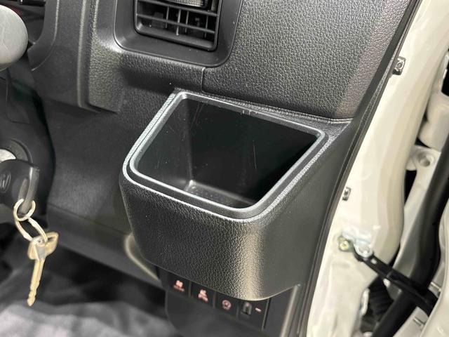 ハイゼットカーゴ DX キーレスエントリー オーバーヘッドシェルフ AMFMラジオ リヤヒーター オーバーヘッドシェルフ ヒルホールドシステム VSC&TRC リバース連動リヤワイパー 手引き式サイドブレーキ フロントドアパワーウインドウ(運転席挟み込み防止機構付き)(21枚目)