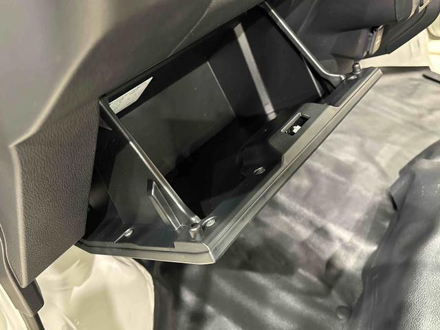 ハイゼットカーゴ DX キーレスエントリー オーバーヘッドシェルフ AMFMラジオ リヤヒーター オーバーヘッドシェルフ ヒルホールドシステム VSC&TRC リバース連動リヤワイパー 手引き式サイドブレーキ フロントドアパワーウインドウ(運転席挟み込み防止機構付き)(25枚目)