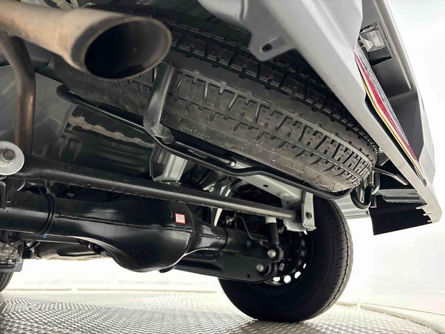 ハイゼットカーゴ DX キーレスエントリー オーバーヘッドシェルフ AMFMラジオ リヤヒーター オーバーヘッドシェルフ ヒルホールドシステム VSC&TRC リバース連動リヤワイパー 手引き式サイドブレーキ フロントドアパワーウインドウ(運転席挟み込み防止機構付き)(30枚目)