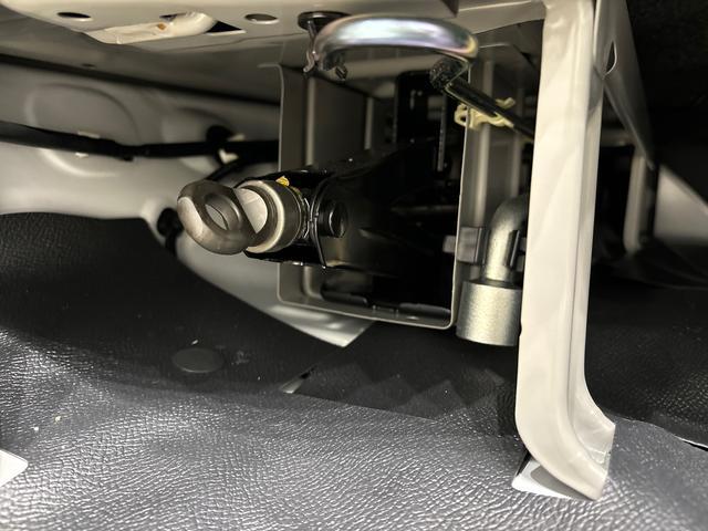 ハイゼットカーゴ DX キーレスエントリー オーバーヘッドシェルフ AMFMラジオ リヤヒーター オーバーヘッドシェルフ ヒルホールドシステム VSC&TRC リバース連動リヤワイパー 手引き式サイドブレーキ フロントドアパワーウインドウ(運転席挟み込み防止機構付き)(31枚目)