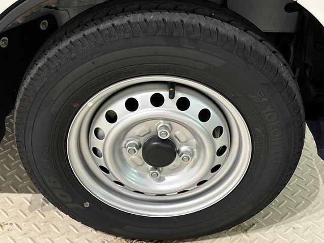 ハイゼットカーゴ DX キーレスエントリー オーバーヘッドシェルフ AMFMラジオ リヤヒーター オーバーヘッドシェルフ ヒルホールドシステム VSC&TRC リバース連動リヤワイパー 手引き式サイドブレーキ フロントドアパワーウインドウ(運転席挟み込み防止機構付き)(40枚目)