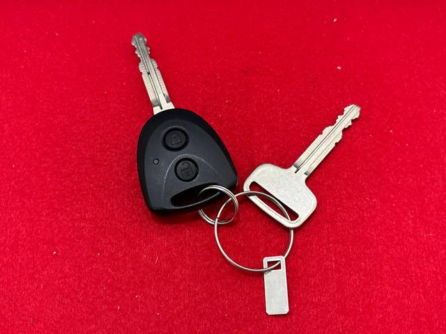 ハイゼットカーゴ DX キーレスエントリー オーバーヘッドシェルフ AMFMラジオ リヤヒーター オーバーヘッドシェルフ ヒルホールドシステム VSC&TRC リバース連動リヤワイパー 手引き式サイドブレーキ フロントドアパワーウインドウ(運転席挟み込み防止機構付き)(41枚目)