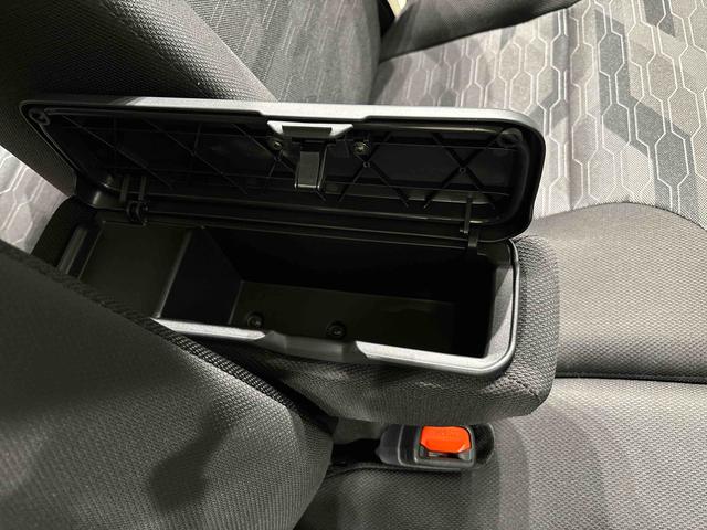 タント ファンクロスターボ　ＬＥＤオートライト　パワースライドドアウェルカムオープン機能　電動パーキングブレーキ　運転席助手席シートヒーター　　フルホイールキャツプ　キーフリーシステム　　オート電動格納式ドアミラー（30枚目）