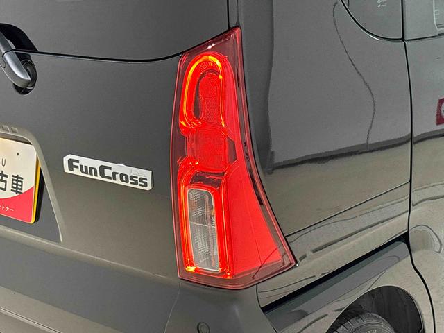 タント ファンクロスターボ　ＬＥＤオートライト　パワースライドドアウェルカムオープン機能　電動パーキングブレーキ　運転席助手席シートヒーター　　フルホイールキャツプ　キーフリーシステム　　オート電動格納式ドアミラー（48枚目）